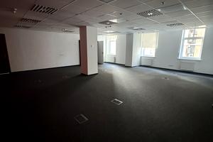 комерційна за адресою Володимирська вул., 38