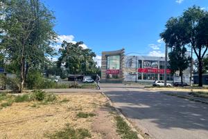 комерційна за адресою Космонавтів вул., 13