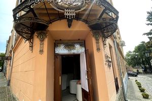 комерційна за адресою Данила Галицького пл., 4