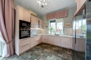 будинок за адресою с. Крушинка, Святкова