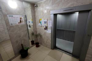 комерційна за адресою Тростянецька вул., 49