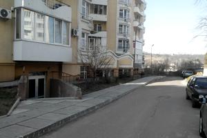 комерційна за адресою Плугова вул., 6