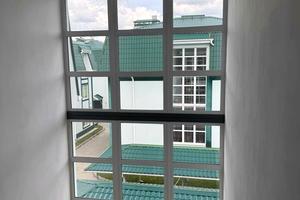комерційна за адресою Дипломатична, 4