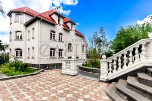 комерційна за адресою Патріарха Володимира Романюка вул. (Жовтнева), 2Б