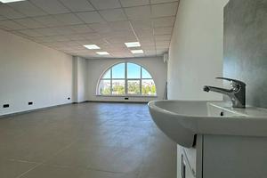 комерційна за адресою Подільська вул., 58