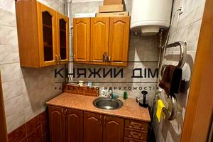 комерційна за адресою Володимирська вул., 11