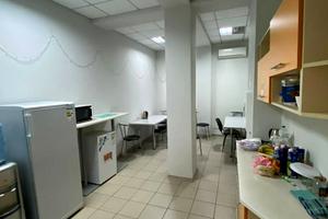 комерційна за адресою Дмитра Яворницького просп. (Карла Маркса), 25