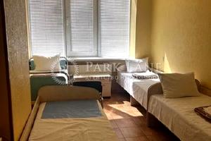 комерційна за адресою Почайнинська вул., 70