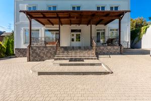 комерційна за адресою Лауреатська вул., 8