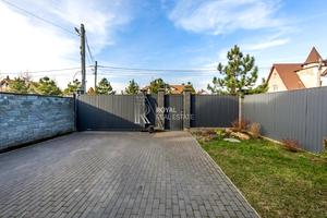 дом по адресу Івана Білика ул. (Яблунева)