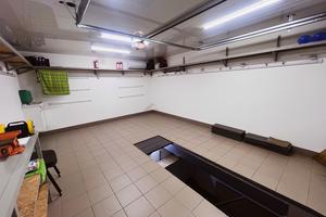 комерційна за адресою Теплична вул., 38