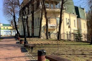 комерційна за адресою Трьохсвятительська вул., 13