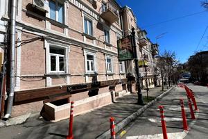 комерційна за адресою Софіївська вул., 8