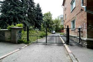 комерційна за адресою Просвіти вул., 1