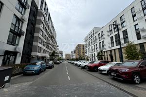 комерційна за адресою Салютна вул., 2