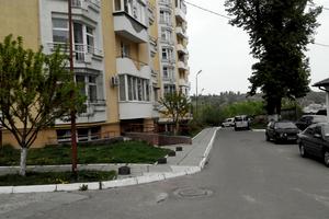 комерційна за адресою Плугова вул., 6