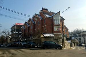 будинок за адресою Добровольчих Батальйонів вул. (Панфіловців), 6