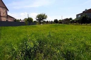 участок по адресу Центральна, 1