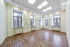 комерційна за адресою Володимирська вул., 4