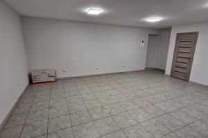 комерційна за адресою Бандери, 8