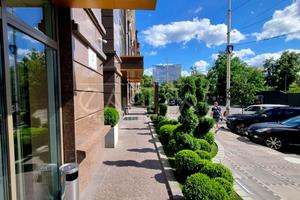 комерційна за адресою Жилянська вул., 68
