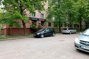 коммерческая по адресу вул.безручка, 14