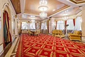 комерційна за адресою Патріарха Володимира Романюка вул. (Жовтнева), 2Б