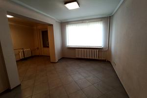 комерційна за адресою Празька вул., 32