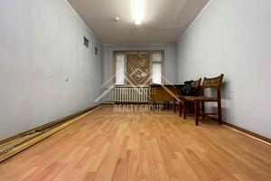 комерційна за адресою Українська вул., 5