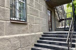 комерційна за адресою Володимира Мономаха вул., 12