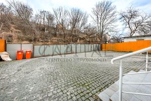 комерційна за адресою Луганська вул., 11