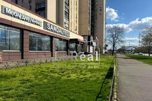 комерційна за адресою Дніпровська набережна вул., 13