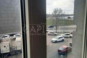 комерційна за адресою Дніпровська набережна вул., 1