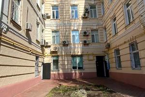 комерційна за адресою Трьохсвятительська вул., 13