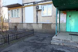 комерційна за адресою Празька вул., 32