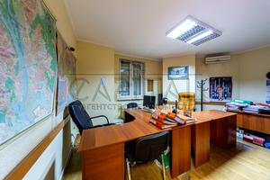 комерційна за адресою Раїси Окіпної вул., 4