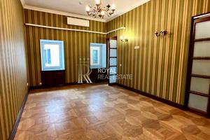 комерційна за адресою Михайлівська пл., 12б