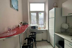 комерційна за адресою Інститутська вул., 24/7