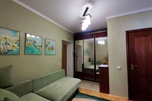 квартира за адресою Тролейбусна вул., 30