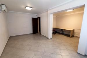 комерційна за адресою Празька вул., 32