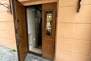 комерційна за адресою Данила Галицького пл., 4