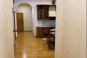 комерційна за адресою Михайла Омеляновича-Павленка вул. (Суворова), 12/14