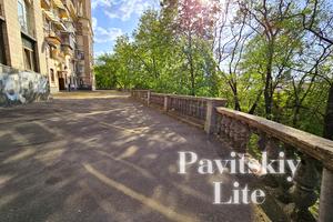 комерційна за адресою Заньковецької вул., 8