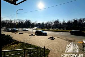 коммерческая по адресу Захисників України пл. (Дружбы Народов), 1