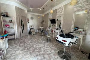 комерційна за адресою Володимирська вул., 90