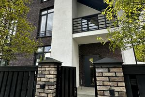 будинок за адресою Євгена Коновальця вул., 49