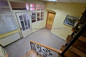 комерційна за адресою Корятовича пл., 15