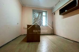 комерційна за адресою Українська вул., 5