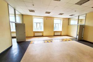 комерційна за адресою Леся Курбаса вул., 12
