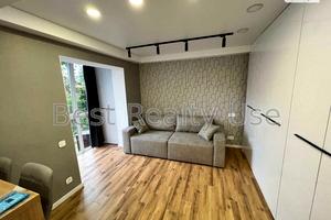 квартира за адресою Богатирська вул., 18